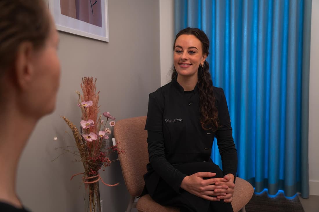 Behandelaar in gesprek met een klant tijdens een intake