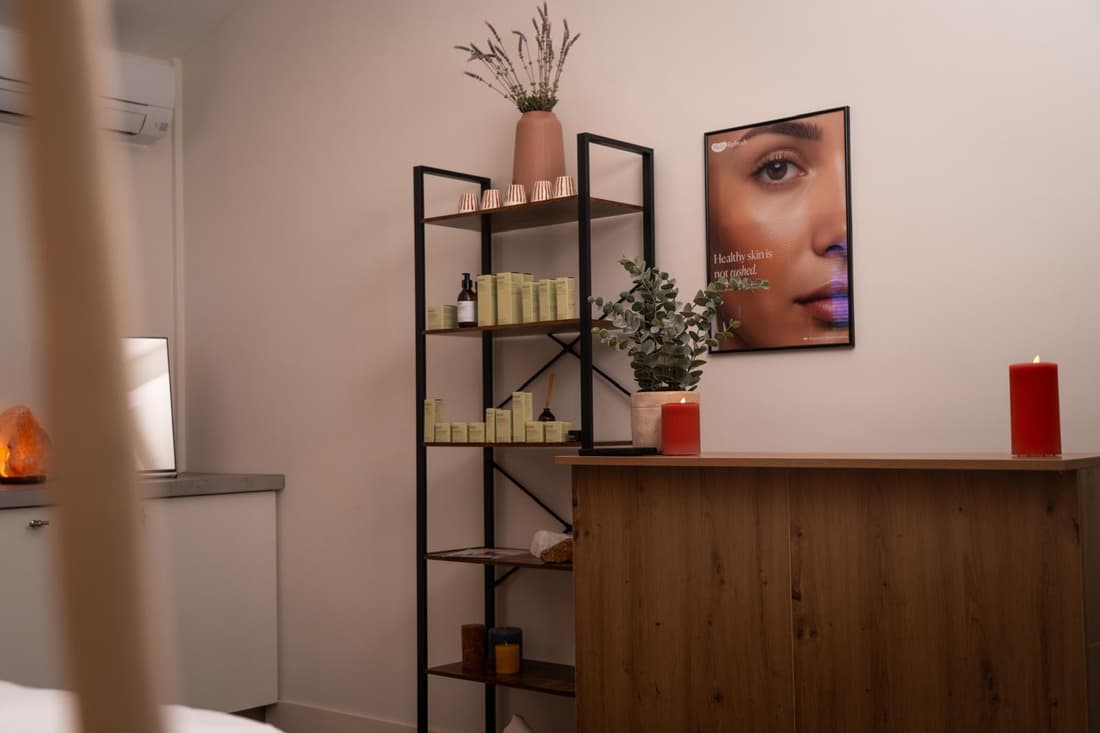Ontvangstruimte van een schoonheidssalon met verzorgingsproducten en laptop